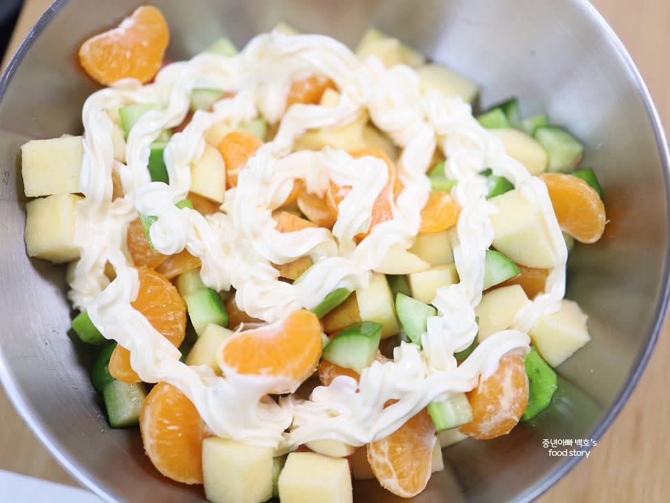 마요네즈를 적당량(약 2바퀴 정도) 넣고 골고루 섞어줍니다. 부족하면 추가로 더 넣습니다.