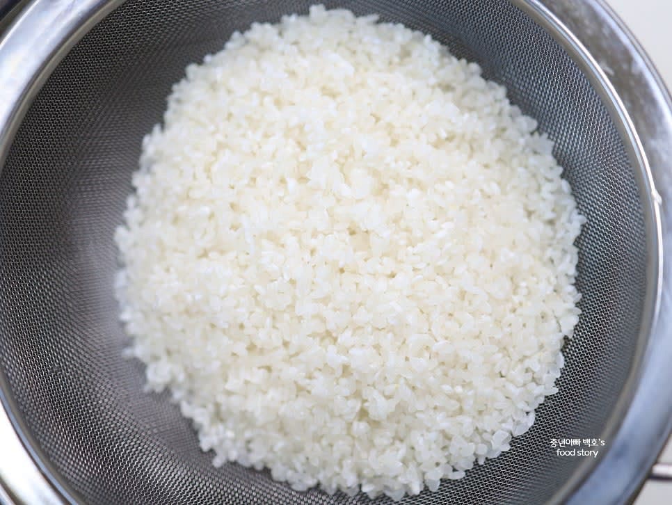 흰쌀을 깨끗이 씻어 채반에 밭쳐 물기를 뺀 후 20분 내외로 불립니다.