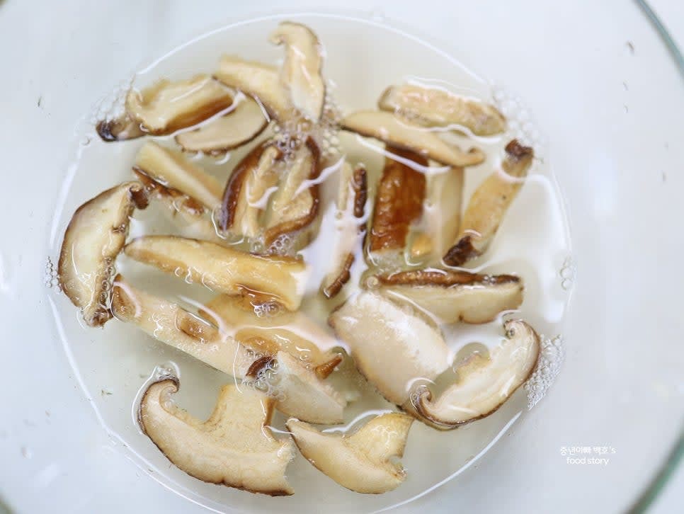 말린 표고버섯을 물에 20분간 불려 사용하며, 불린 물은 밥 짓는 데 사용합니다.