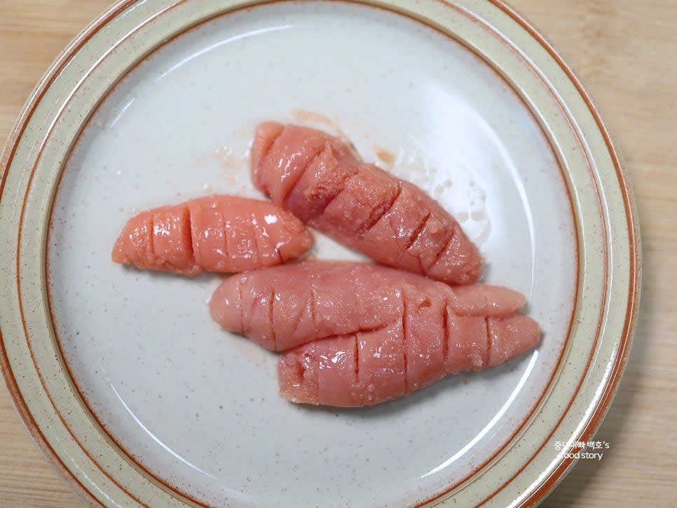 명란젓은 중간에 칼집을 내고, 쪽파는 송송 썰어 준비합니다.