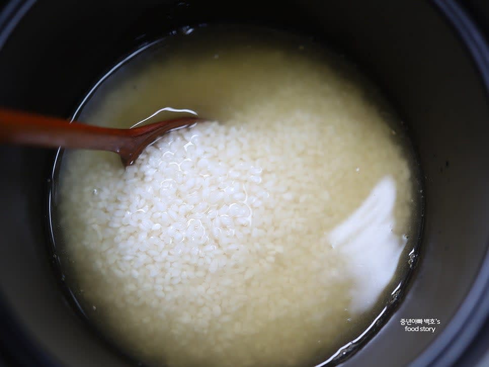 불린 쌀을 솥에 넣고, 밥 물로 표고버섯 불린 물 400ml를 사용합니다.