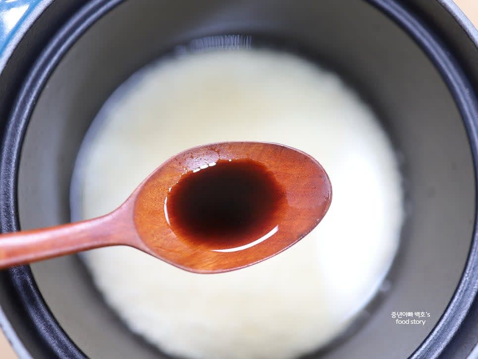 솥에 맛술 1스푼, 진간장 1/2스푼을 넣고 잘 섞어줍니다.