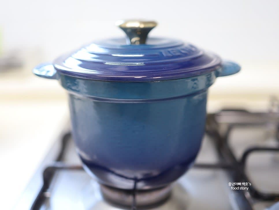 솥의 뚜껑을 닫고 약불에서 20분간 밥을 짓습니다.