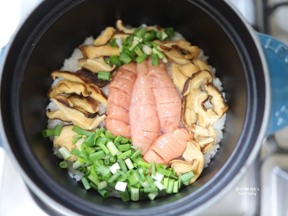 밥이 익으면 명란젓과 쪽파를 위에 보기 좋게 올립니다.