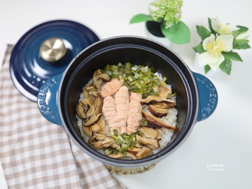 뚜껑을 열고 완성된 명란솥밥을 드시거나, 필요에 따라 양념간장을 곁들여 즐기세요.