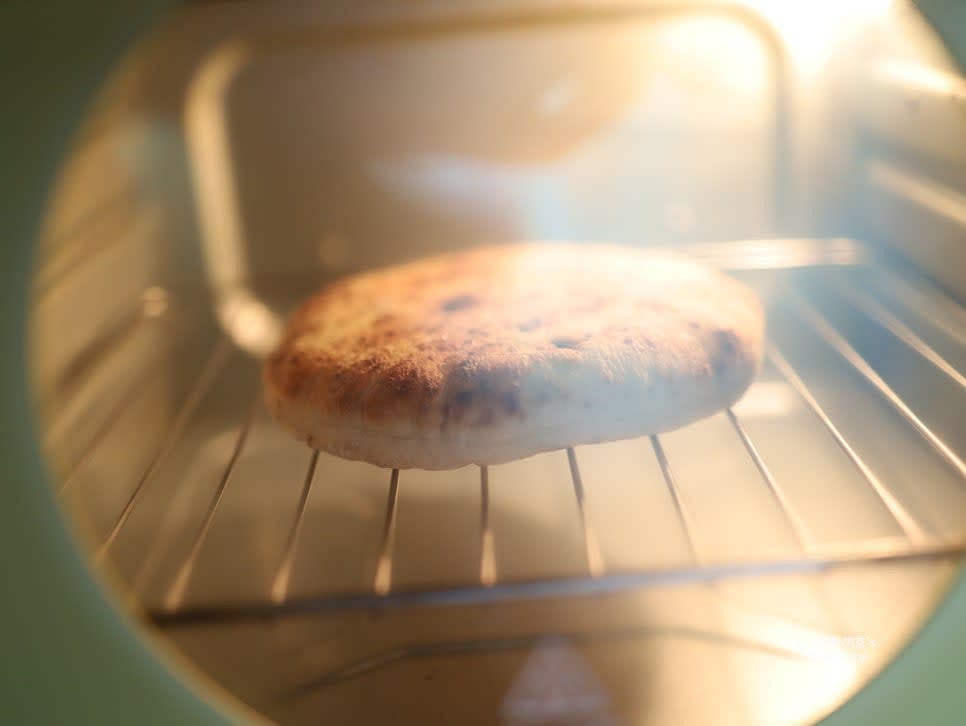 피타브레드를 냉동 상태에서 꺼내 에어프라이어 180℃에서 5분간 구워 해동합니다.