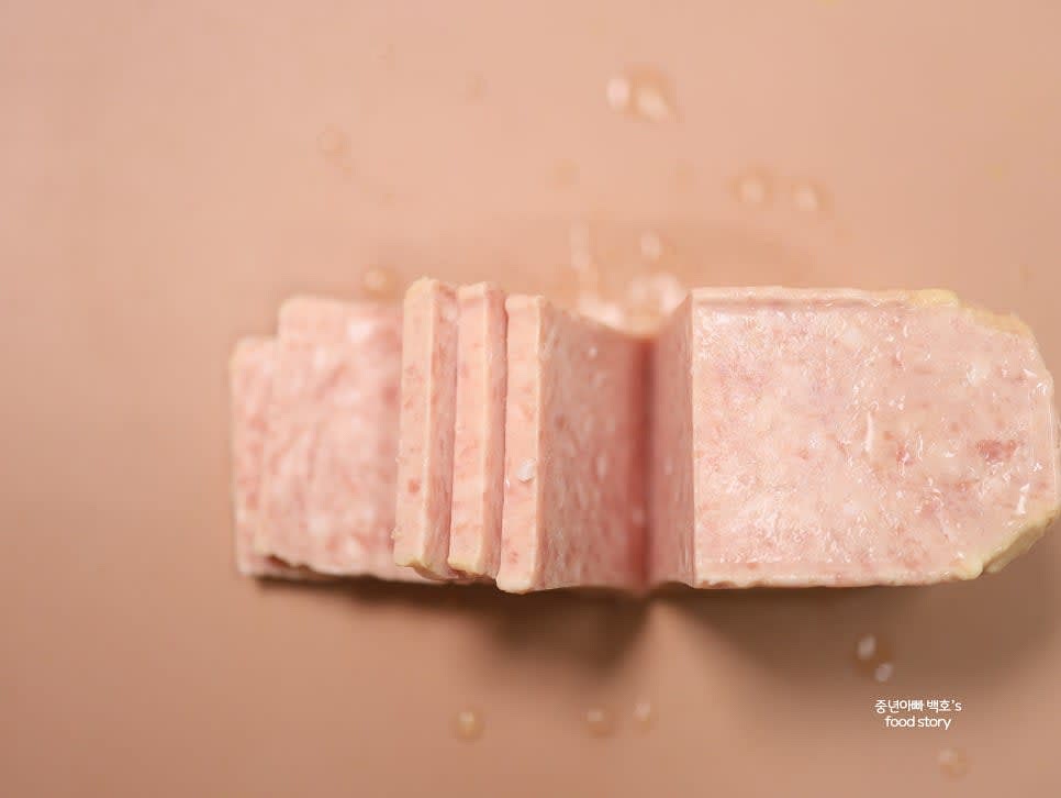 스팸 작은 통의 절반 분량을 준비하여 적당한 크기로 썰어 앞뒤로 잘 구워줍니다.