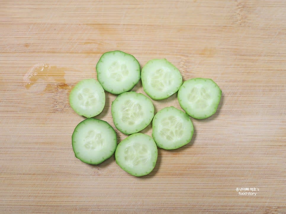 오이를 깨끗이 세척한 후 얇게 슬라이스합니다.