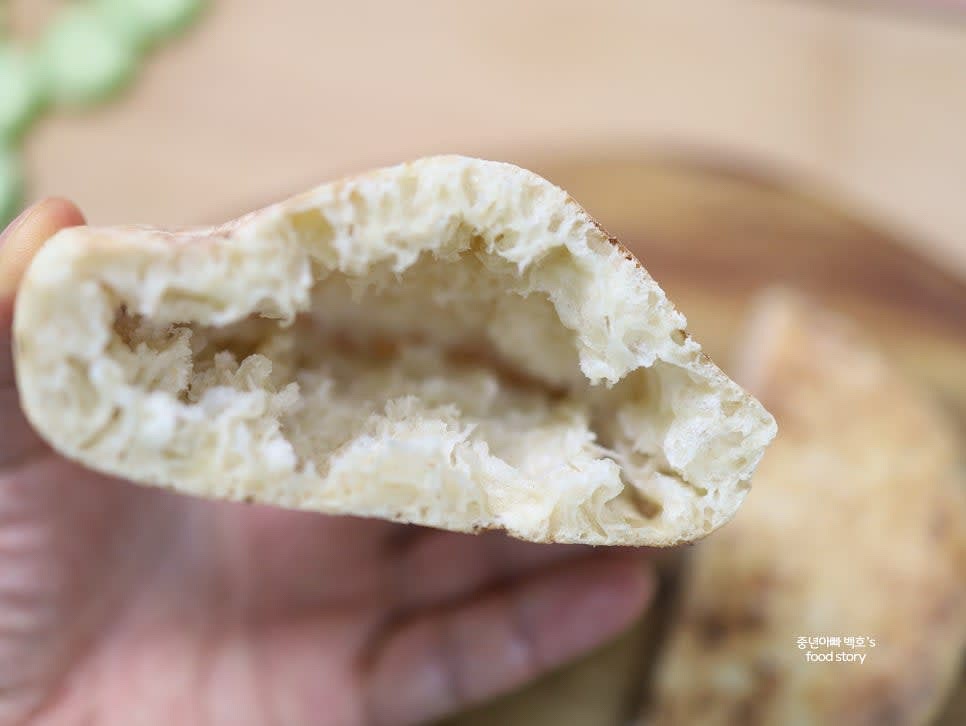 피타브레드를 반으로 잘라 속이 비어 있는 부분을 확인합니다.