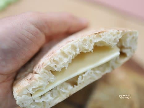 피타브레드 안에 슬라이스 치즈 1/2장을 먼저 넣습니다.