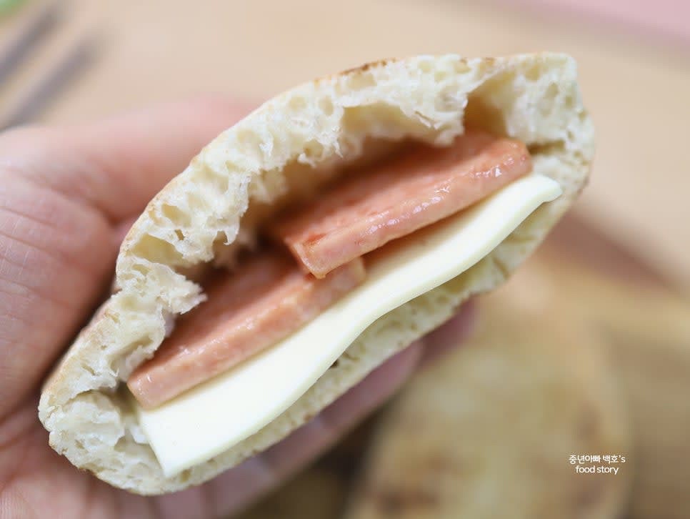 구운 스팸을 치즈 위에 넣고 나머지 치즈 1/2장을 추가로 올립니다.