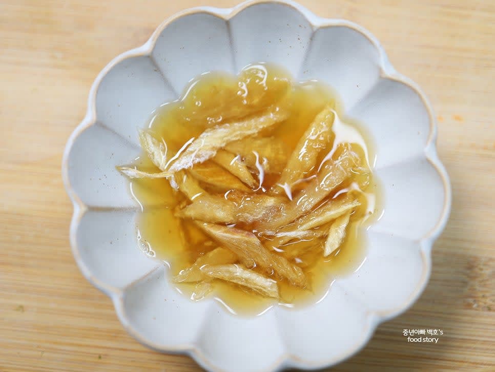 황태채를 캔에 남은 국물에 넣어 10분간 불린 후 먹기 좋은 크기로 자릅니다.