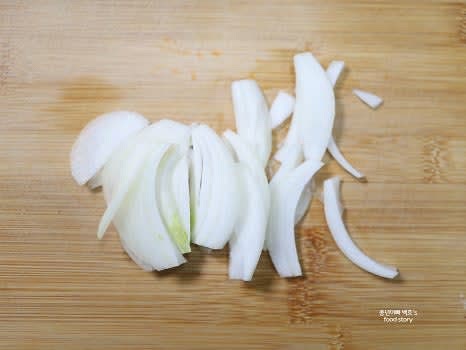 양파, 대파, 오이, 당근, 깻잎, 청양고추, 홍고추를 채 썰어 준비합니다.