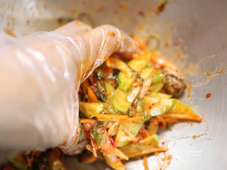 준비한 양념장 2스푼을 믹싱 볼에 넣고 재료를 골고루 섞어줍니다.