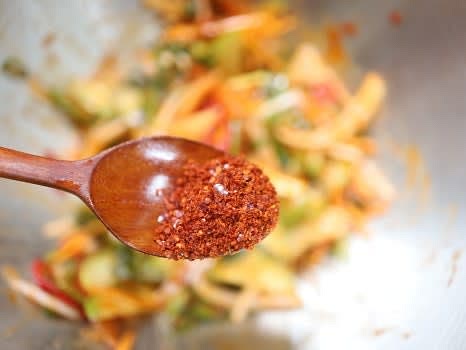 고춧가루 1/2스푼과 참기름 1스푼을 넣고 조물조물 무쳐줍니다.