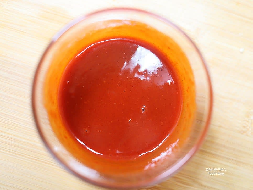 고추장 2스푼, 알룰로스 2스푼, 식초 2스푼을 섞어 골뱅이무침 양념장을 만듭니다.