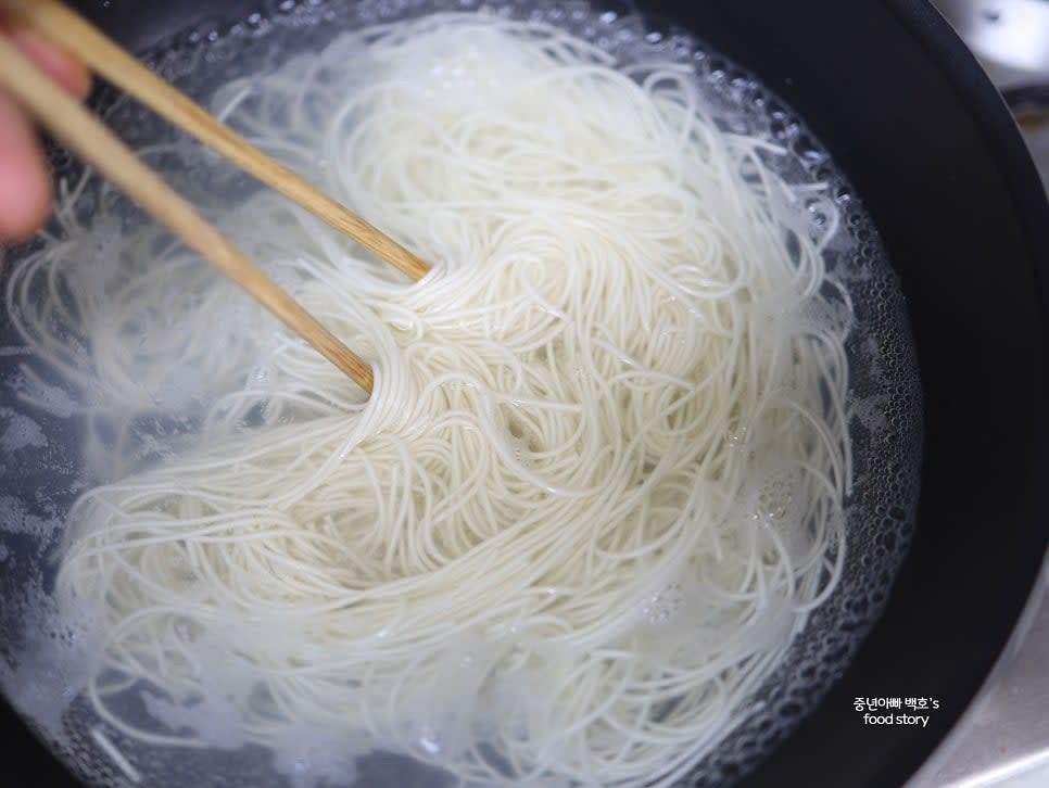 냄비에 물 1000ml를 끓인 후 소면을 넣고 삶습니다.