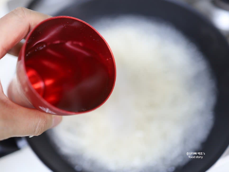 물이 끓어오를 때마다 찬물 1/2컵을 2~3번 부어가며 쫄깃하게 삶습니다.