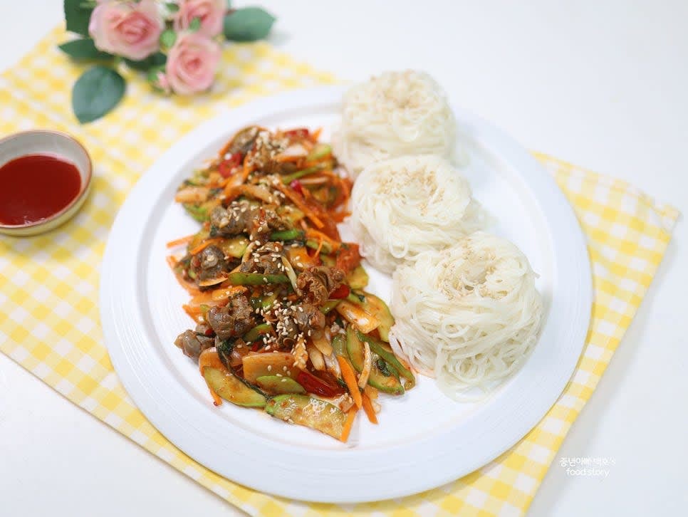 접시에 골뱅이무침과 소면을 각각 담고, 먹기 전에 원하는 양념을 추가로 넣어 비벼 먹습니다.