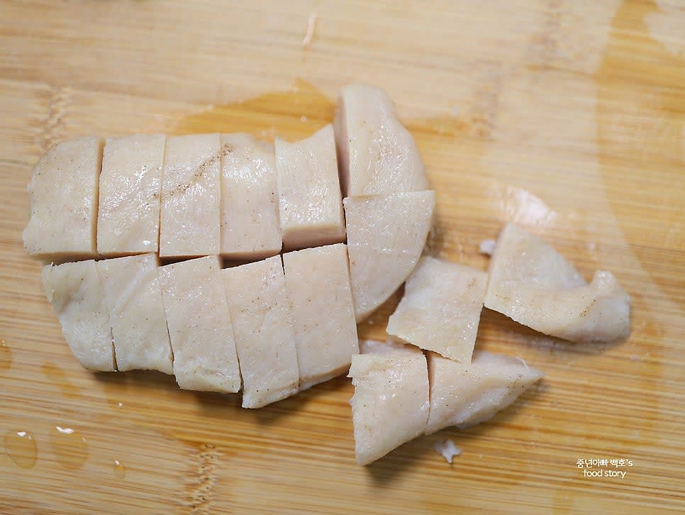 냉동 닭가슴살을 전자레인지에 해동한 후, 먹기 좋은 크기로 썰어줍니다.