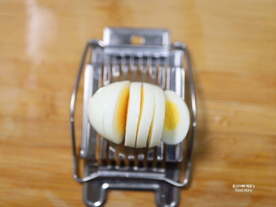 달걀을 삶아 슬라이스로 썰어줍니다.