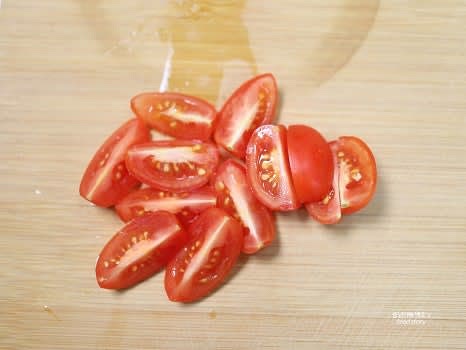 방울토마토는 반으로 자르고, 오이는 송송 썰어 준비합니다.