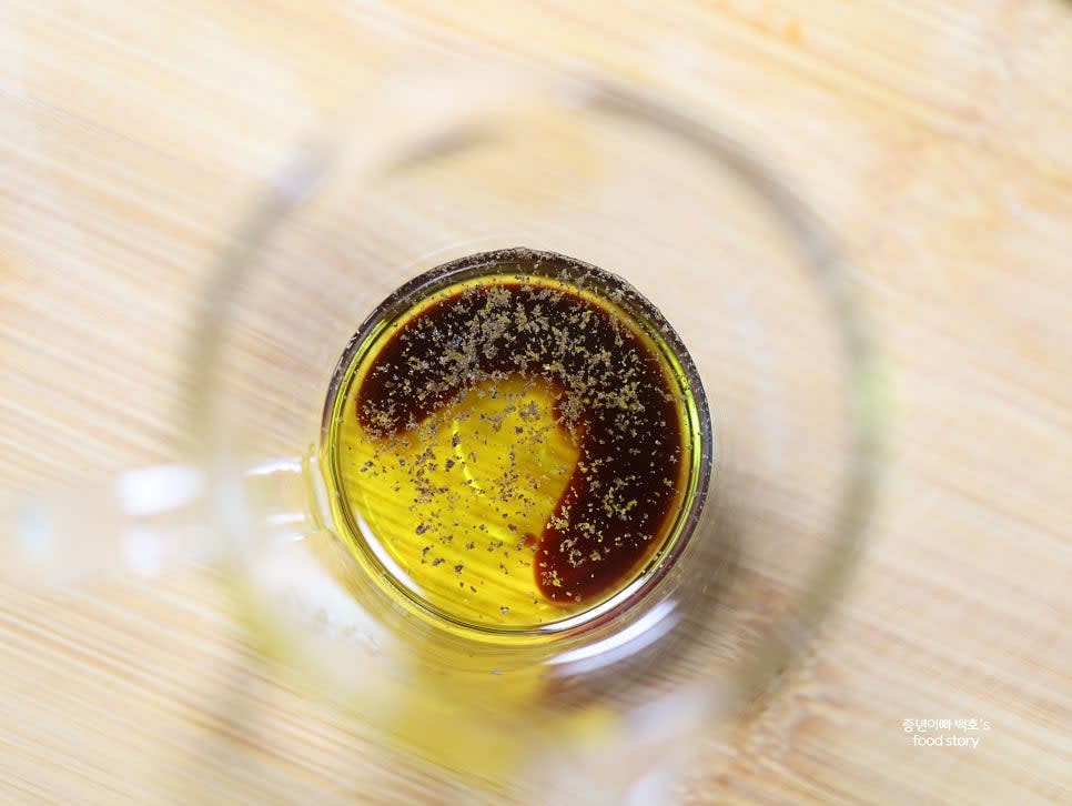 어니언 크림 드레싱과 올리브오일-발사믹 소스를 각각 준비합니다.