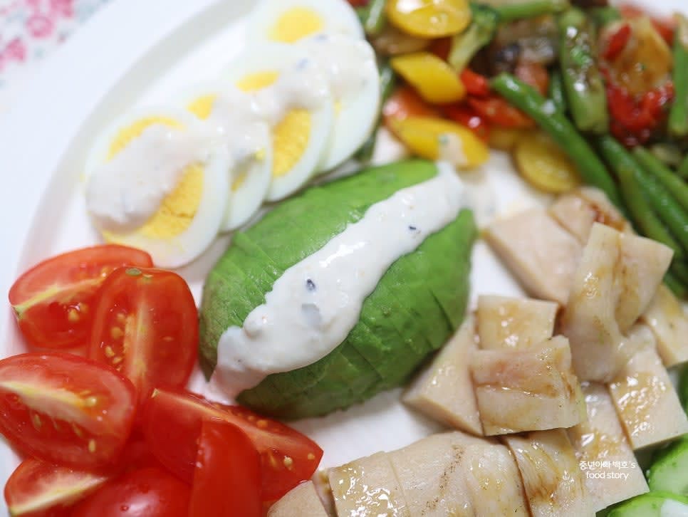 소스를 골고루 뿌린 후, 취향에 따라 드레싱을 추가하며 즐깁니다.