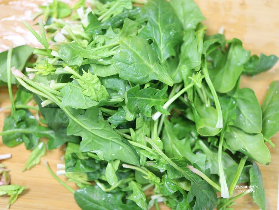 시금치 뿌리를 손질한 후 흐르는 물에 깨끗이 씻고, 큰 것은 반으로 잘라 준비합니다.