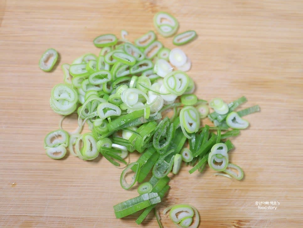 건새우를 종이컵 반컵 준비하고, 대파와 청양고추는 송송 썰어줍니다.