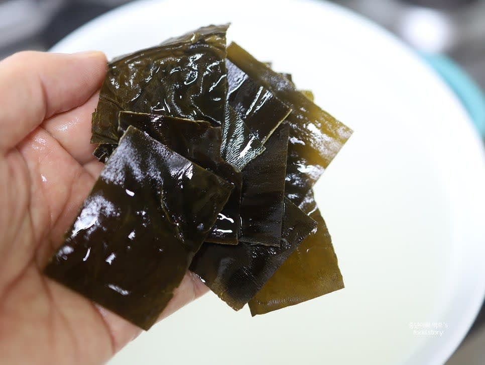 쌀뜨물 1000ml와 생수 500ml를 냄비에 넣고, 다시마 15장을 헹궈서 넣습니다. 동전 육수 2알도 함께 넣고 끓입니다.