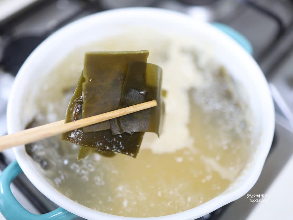 물이 팔팔 끓으면 3분간 더 끓인 후 다시마를 건져냅니다.