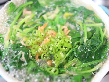 시금치를 뿌리와 함께 넣고, 건새우와 청양고추를 넣어 팔팔 끓입니다.