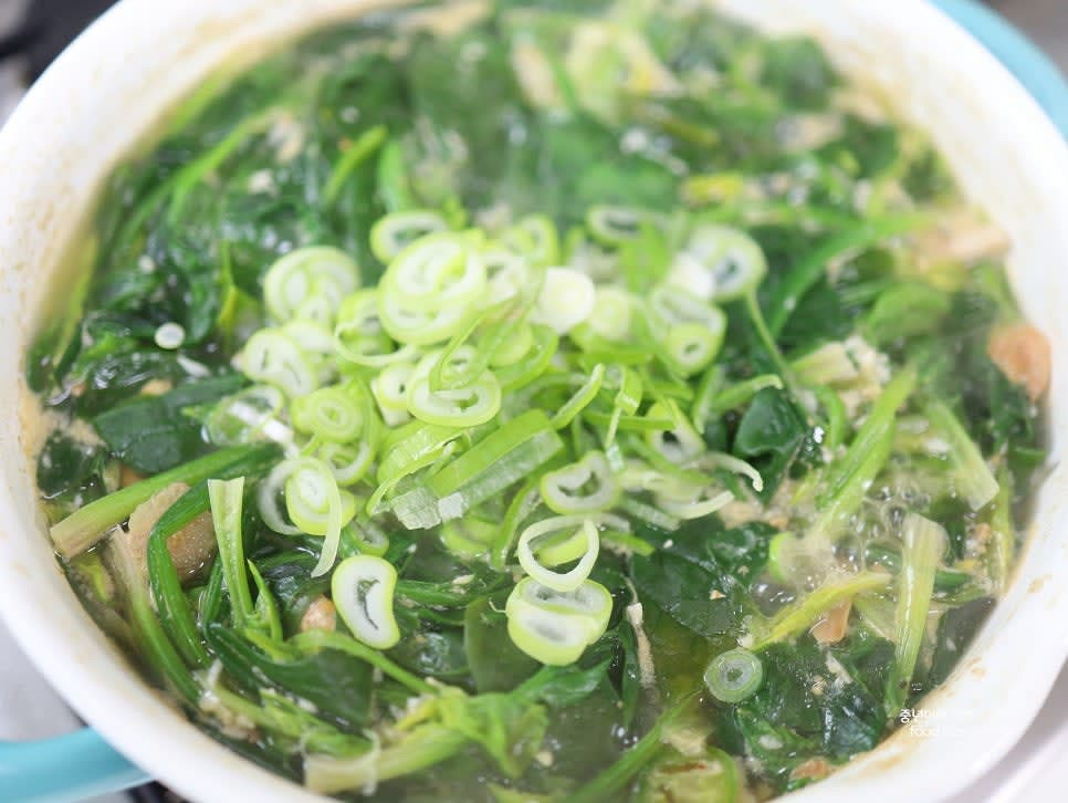 대파를 넣고 한소끔 더 끓인 후 불을 끄고 완성합니다.