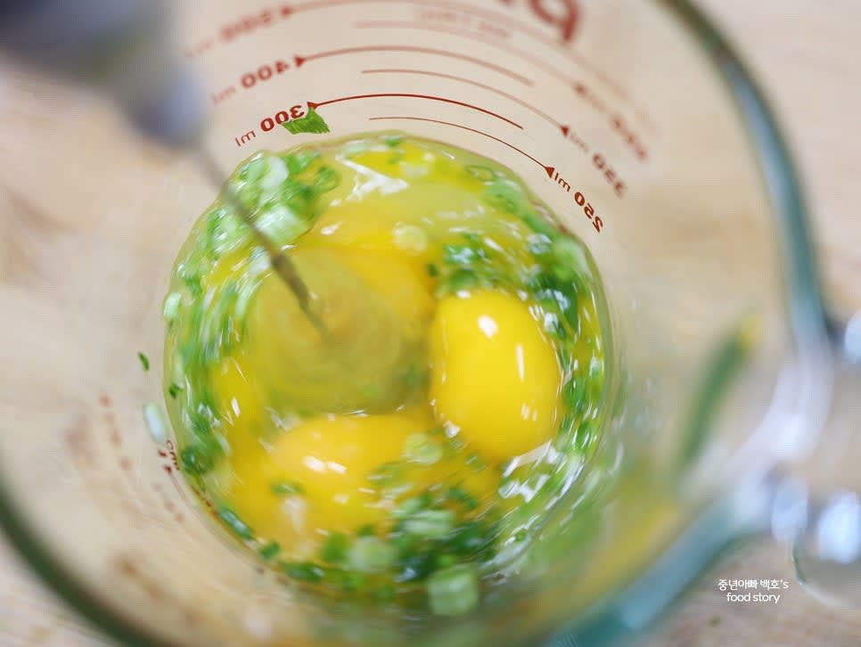 달걀 4알을 깨서 그릇에 담고 알룰로스 1/2스푼과 쪽파를 넣어 거품기로 곱게 풀어줍니다.