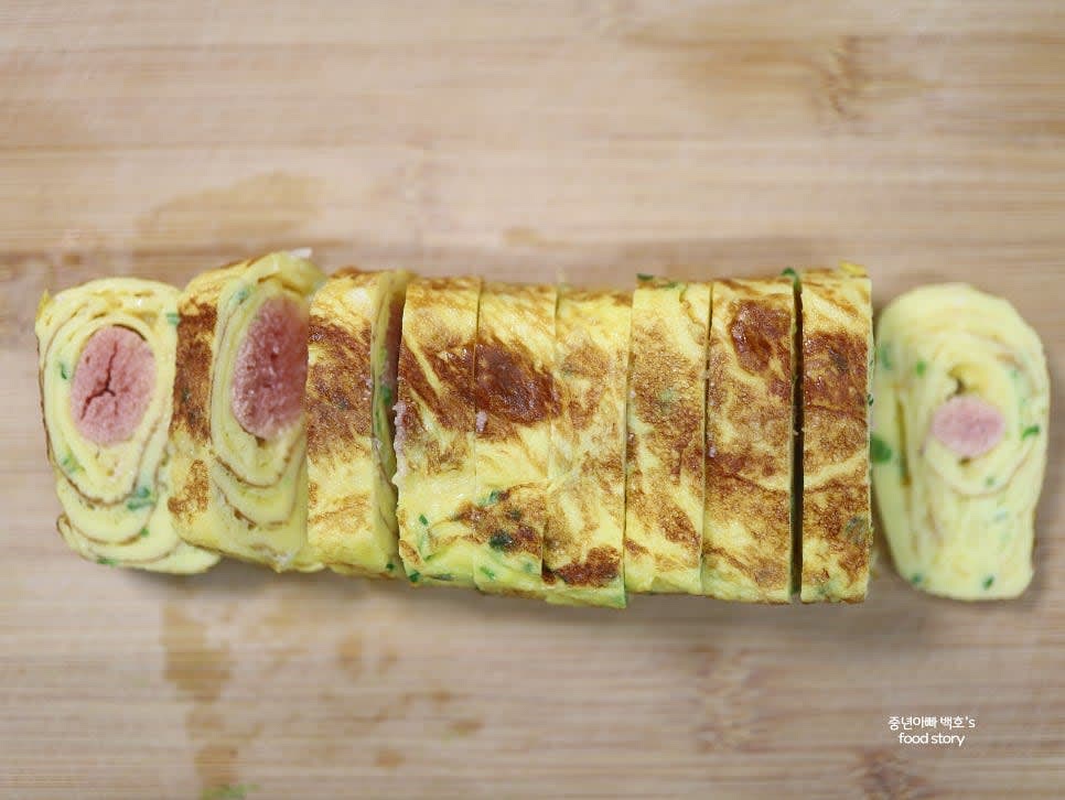 다 익힌 계란말이를 팬에서 꺼내어 잠시 식힌 후, 적당한 크기로 썰어줍니다.