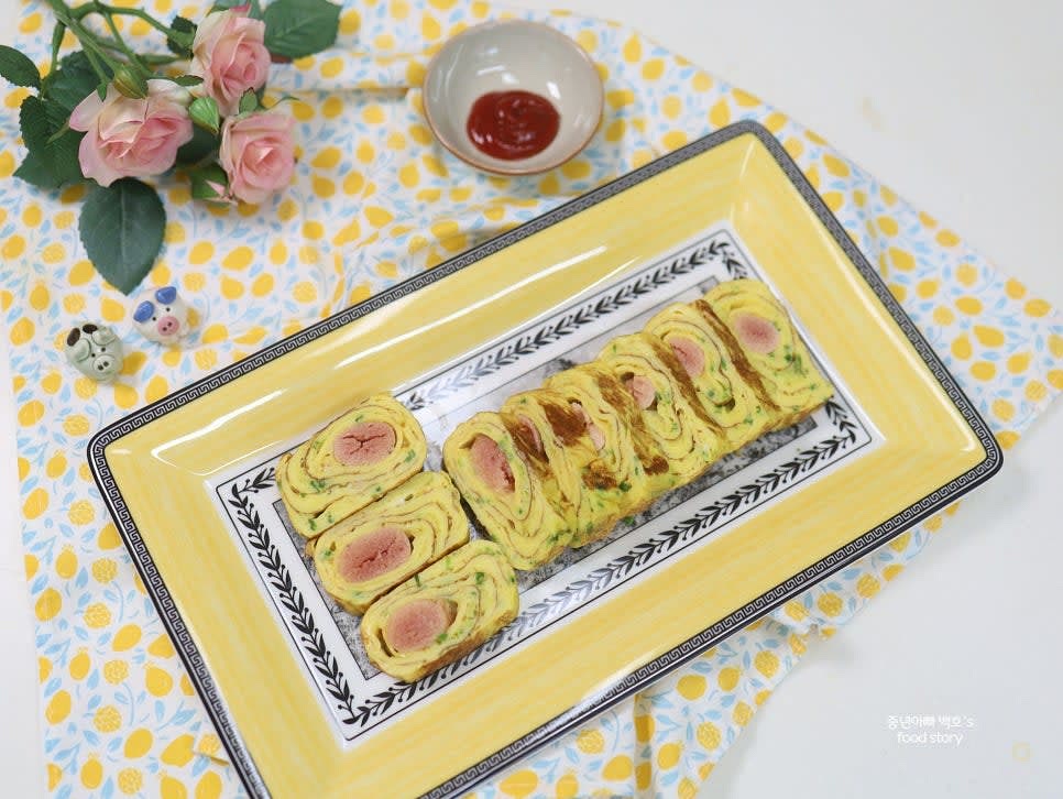 그릇에 담아내고 기호에 따라 케첩을 곁들여 완성합니다.