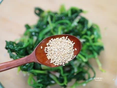 참기름과 통깨 각각 1스푼씩 넣고 한 번 더 고루 섞어줍니다.