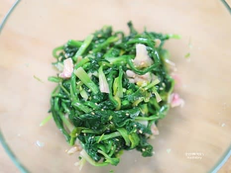 무친 시금치를 그릇에 담아내어 완성합니다.
