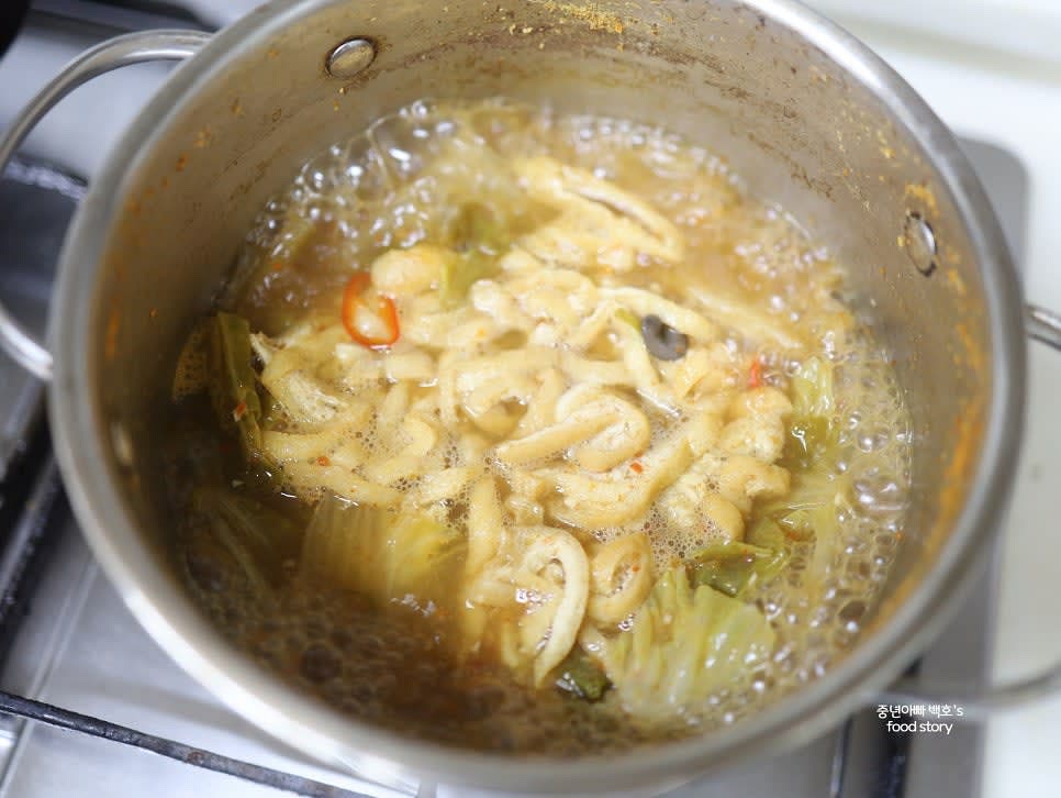 냉동유부를 해동하거나 바로 넣고 유부 된장국으로 끓입니다.