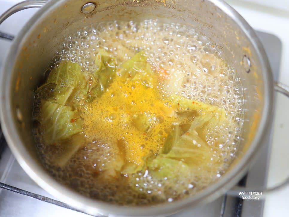 냄비에 남은 배추된장국을 넣고 생수 1컵을 추가하여 팔팔 끓여줍니다.
