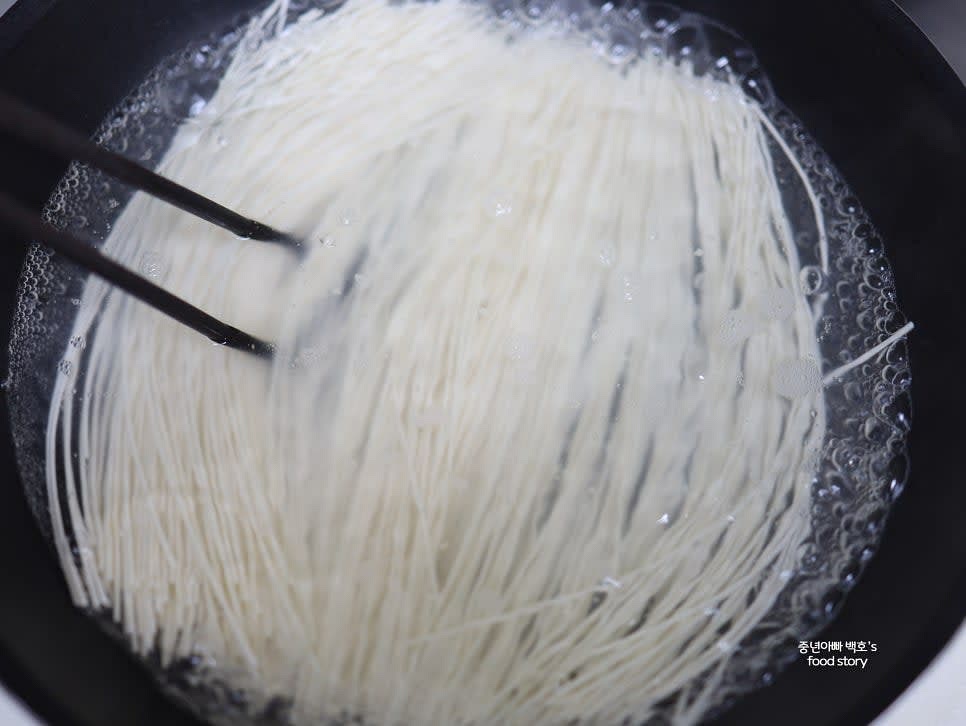 중면은 물을 넉넉히 넣어 끓는 물에 넣고 젓가락으로 가볍게 저어줍니다.