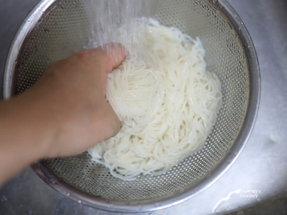 삶은 중면을 찬물에 헹구어 전분을 제거하고 물기를 뺀 후 준비합니다.