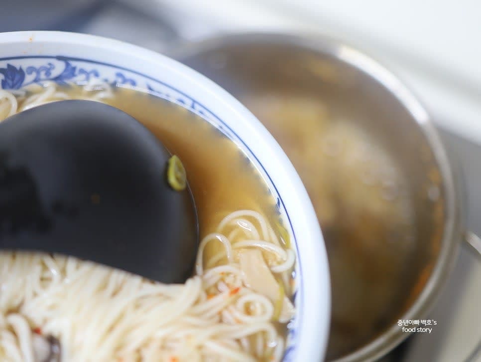끓는 유부 된장국에 중면을 넣어 국물에 토렴 과정을 2~3회 반복하여 면을 따뜻하게 합니다.