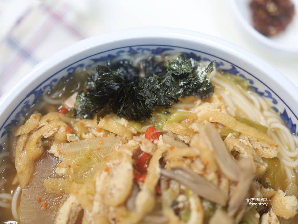 토렴한 중면과 유부 된장국을 그릇에 담고 취향에 따라 김가루를 뿌려 완성합니다.