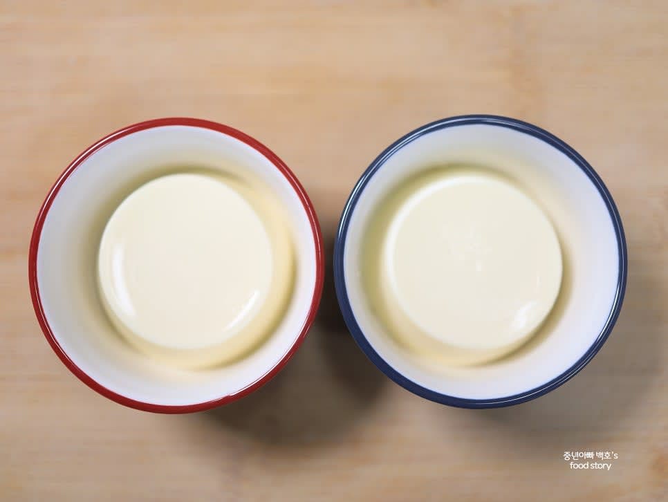 커스타드 푸딩을 그릇에 담아주세요. 컵을 뒤집어서 톡톡 치면 쉽게 빠집니다.