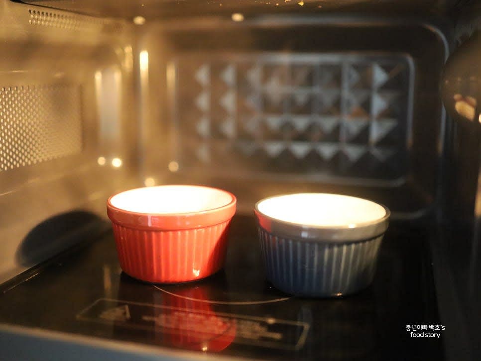 전자레인지에 30초 동안 돌린 후 10초 단위로 추가로 가열하여 끓지 않게 녹입니다.