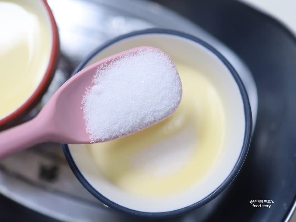 굳어진 푸딩 위에 흰 설탕을 1스푼씩 고르게 뿌립니다.