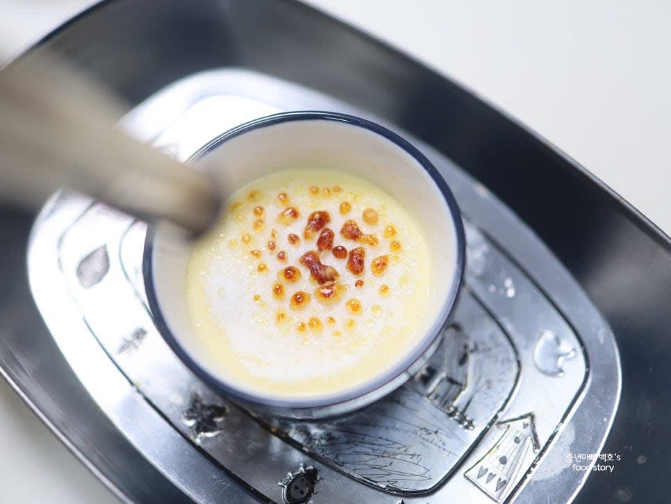 요리용 토치를 사용하여 설탕을 녹이고 캐러멜라이징 합니다. 한 곳에 집중하지 않고 골고루 녹여주세요.