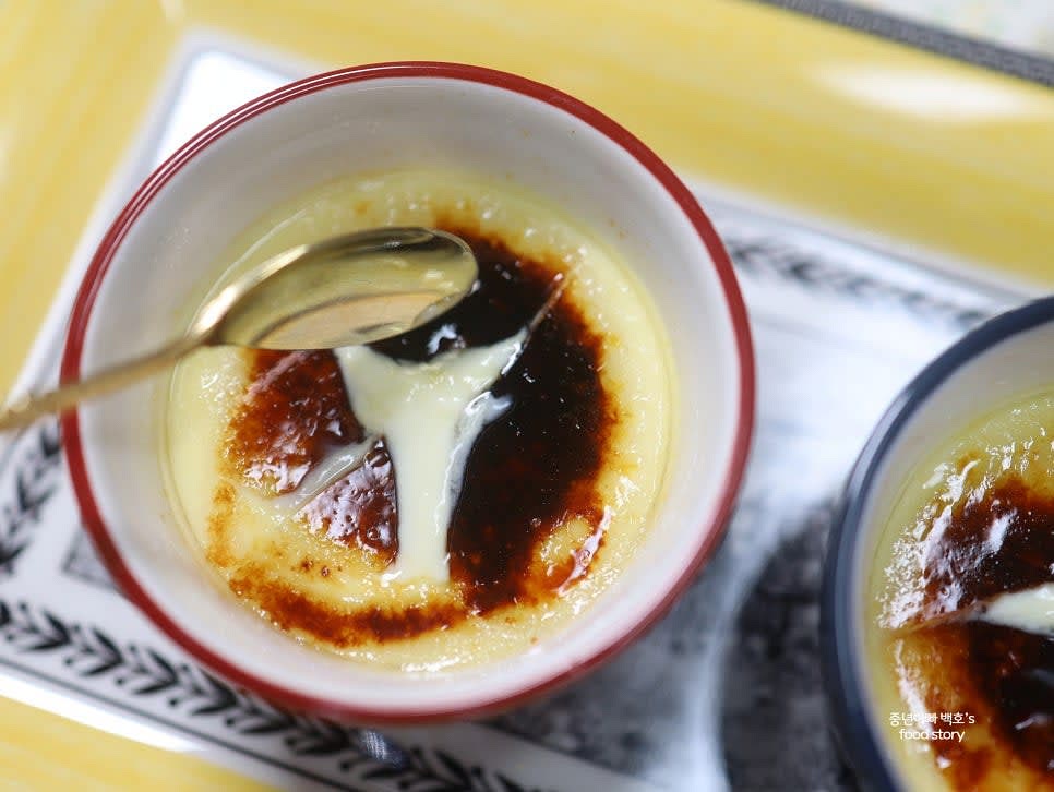 캐러멜라이징이 완료된 크림브륄레를 식힌 후, 겉의 딱딱한 토핑을 깨며 즐깁니다.
